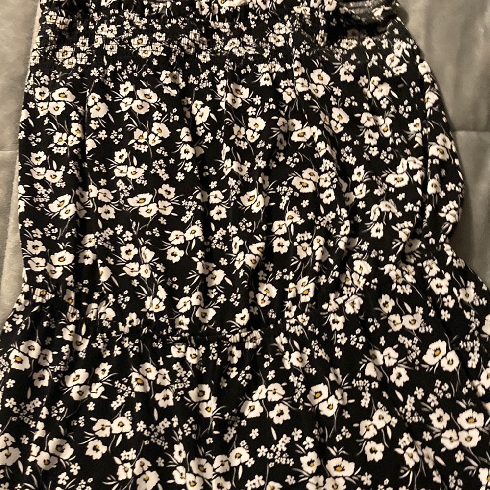 Adorable jumper for summer. Detailed with small flowers.